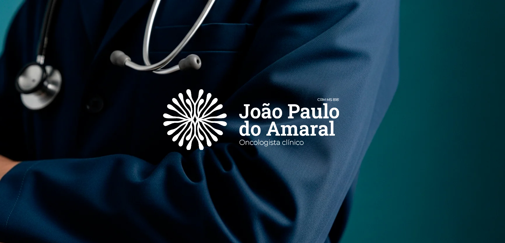 Identidade visual para médico: logotipo João Paulo do Amaral, oncologista clínico, bordado em uniforme azul-marinho