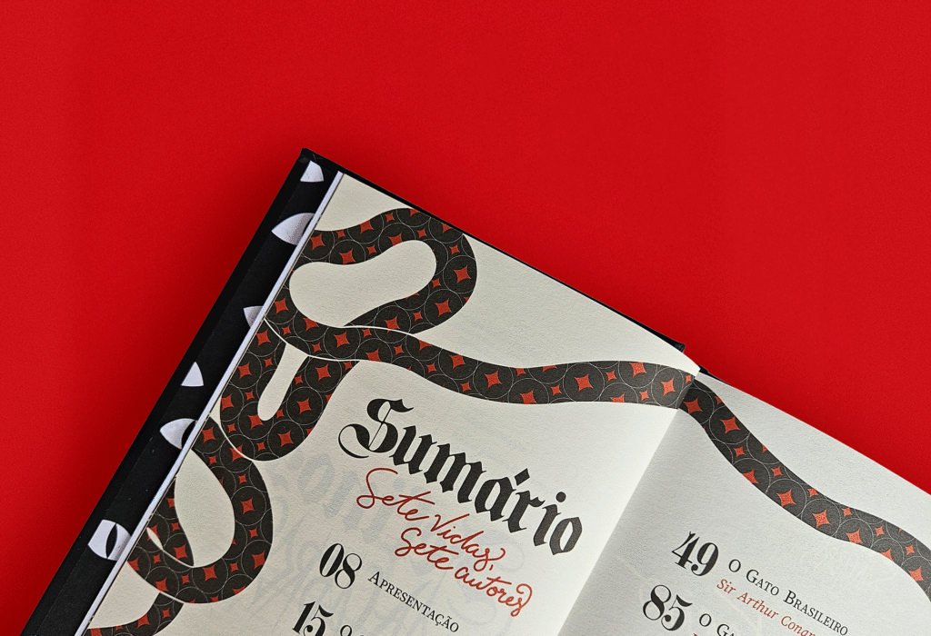 Sumário de Felinos e Macabros com serpente ilustrada atravessando a página dupla