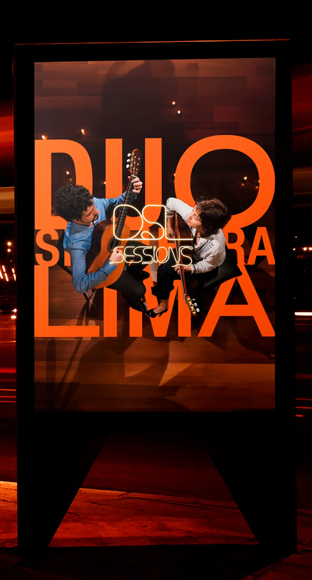 Painel de mídia exterior com o Duo Siqueira Lima e tipografia laranja do álbum